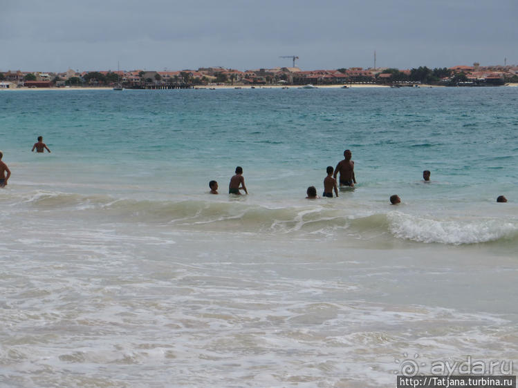 Воскресный рынок, рыба меч и рыбаки деревни Санта-Мария