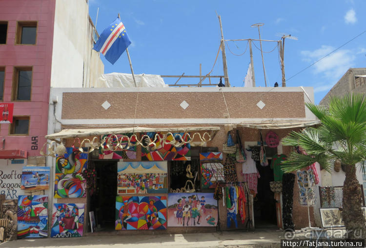 Воскресный рынок, рыба меч и рыбаки деревни Санта-Мария