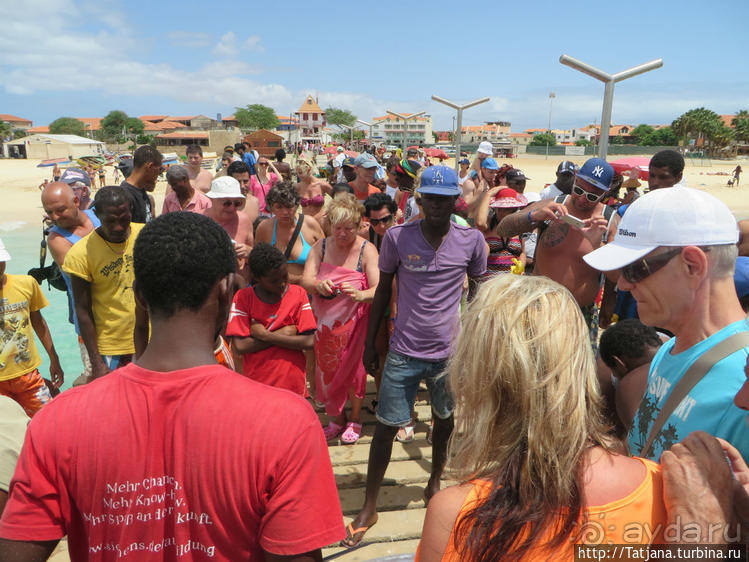 Воскресный рынок, рыба меч и рыбаки деревни Санта-Мария