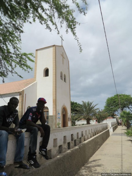 Воскресный рынок, рыба меч и рыбаки деревни Санта-Мария