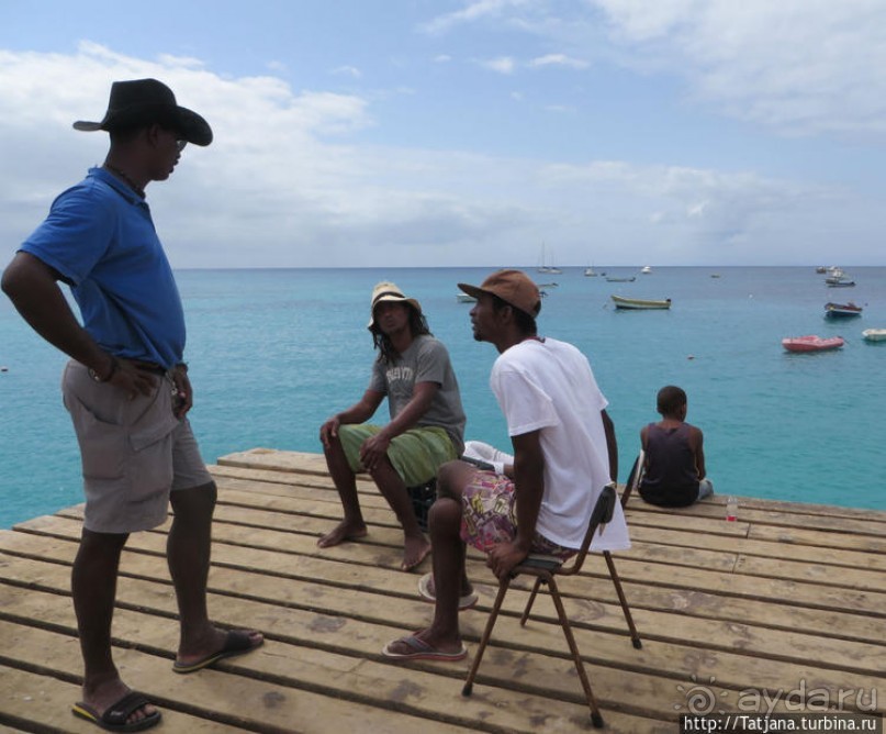 Воскресный рынок, рыба меч и рыбаки деревни Санта-Мария