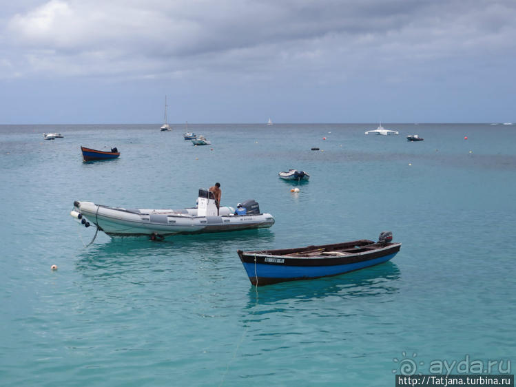 Воскресный рынок, рыба меч и рыбаки деревни Санта-Мария