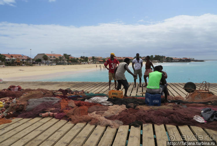 Воскресный рынок, рыба меч и рыбаки деревни Санта-Мария