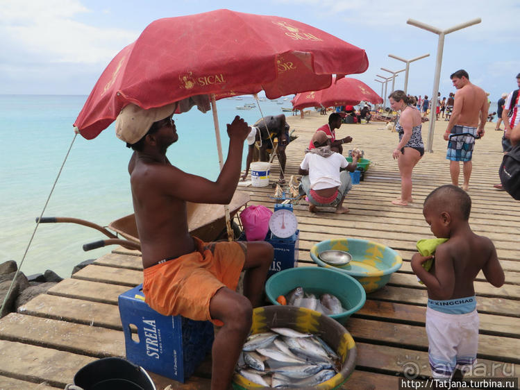 Воскресный рынок, рыба меч и рыбаки деревни Санта-Мария