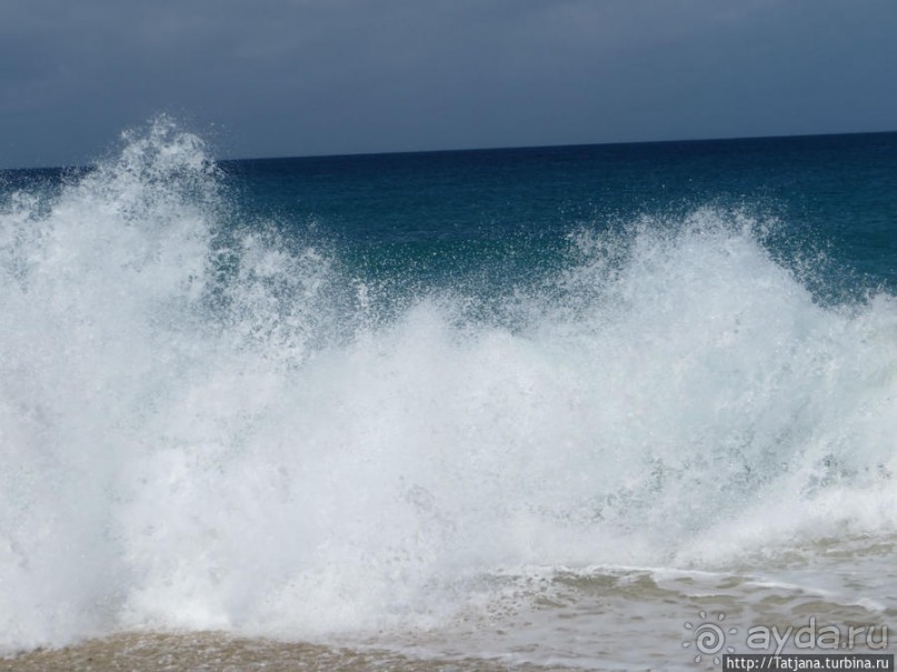 Широкий и прекрасный пляж и музыка волн