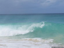 Широкий и прекрасный пляж и музыка волн