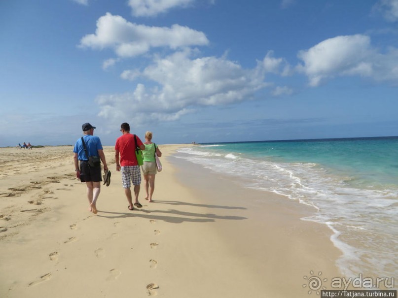 Широкий и прекрасный пляж и музыка волн