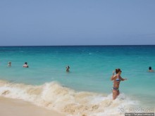 Широкий и прекрасный пляж и музыка волн