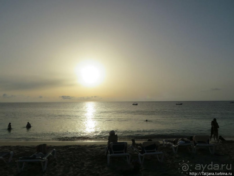 Широкий и прекрасный пляж и музыка волн