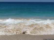 Широкий и прекрасный пляж и музыка волн