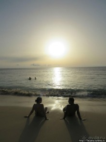 Широкий и прекрасный пляж и музыка волн