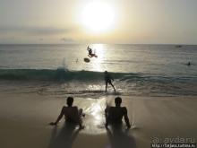 Широкий и прекрасный пляж и музыка волн