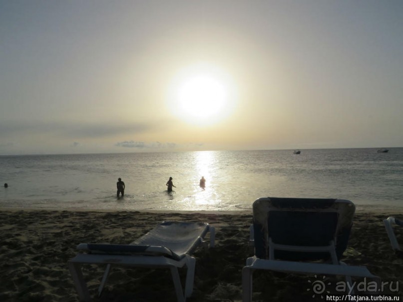 Широкий и прекрасный пляж и музыка волн