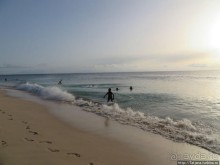 Широкий и прекрасный пляж и музыка волн