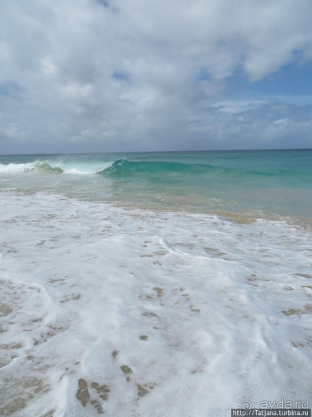 Широкий и прекрасный пляж и музыка волн