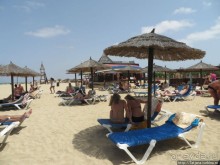 Широкий и прекрасный пляж и музыка волн