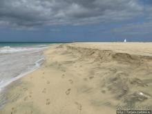 Широкий и прекрасный пляж и музыка волн