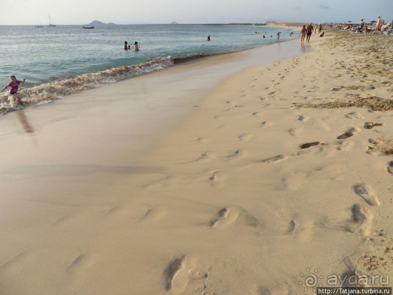 Широкий и прекрасный пляж и музыка волн