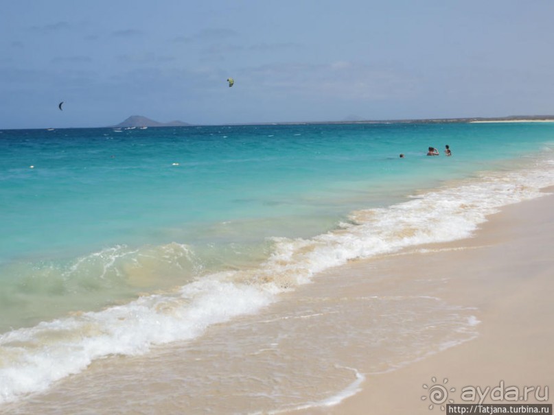 Широкий и прекрасный пляж и музыка волн