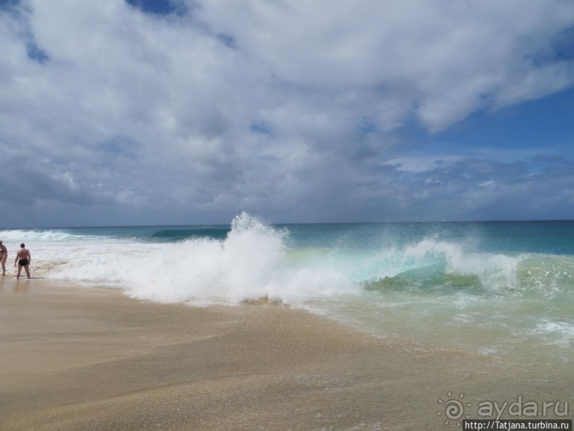 Широкий и прекрасный пляж и музыка волн