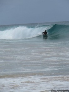 Широкий и прекрасный пляж и музыка волн
