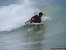 Широкий и прекрасный пляж и музыка волн