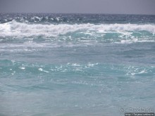 Широкий и прекрасный пляж и музыка волн