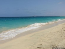 Широкий и прекрасный пляж и музыка волн