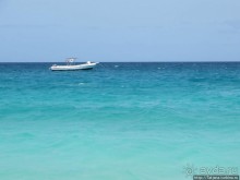 Широкий и прекрасный пляж и музыка волн