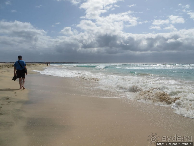 Широкий и прекрасный пляж и музыка волн