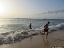 Широкий и прекрасный пляж и музыка волн