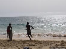 Широкий и прекрасный пляж и музыка волн