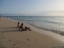 Широкий и прекрасный пляж и музыка волн