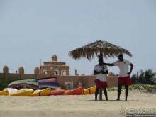 Широкий и прекрасный пляж и музыка волн