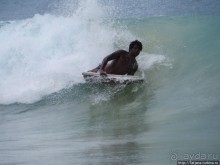 Широкий и прекрасный пляж и музыка волн