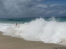 Широкий и прекрасный пляж и музыка волн