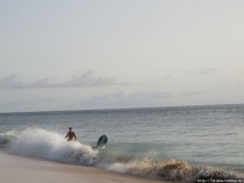 Широкий и прекрасный пляж и музыка волн