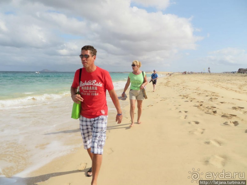 Широкий и прекрасный пляж и музыка волн