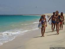 Широкий и прекрасный пляж и музыка волн