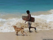 Широкий и прекрасный пляж и музыка волн