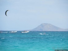 Широкий и прекрасный пляж и музыка волн