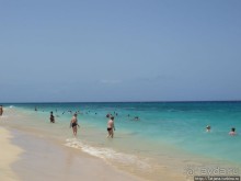 Широкий и прекрасный пляж и музыка волн