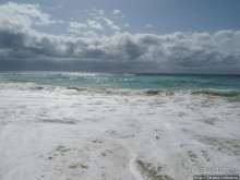 Широкий и прекрасный пляж и музыка волн