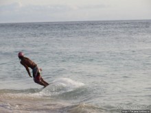 Широкий и прекрасный пляж и музыка волн