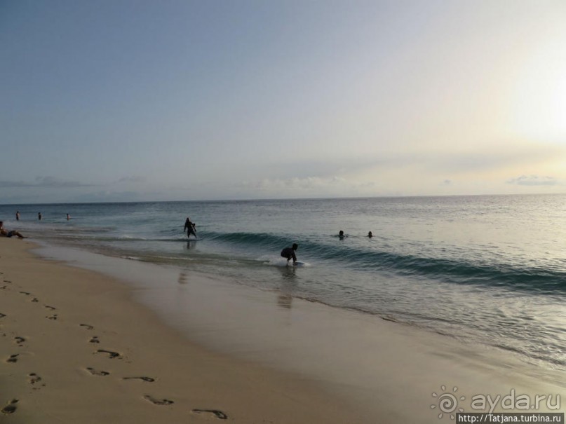 Широкий и прекрасный пляж и музыка волн