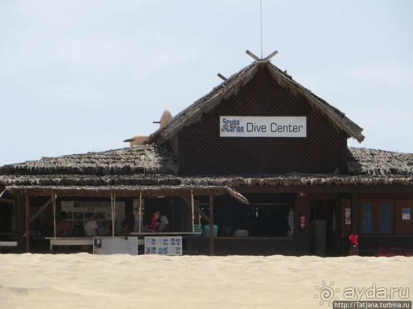 Широкий и прекрасный пляж и музыка волн