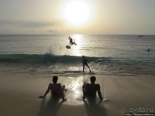 Широкий и прекрасный пляж и музыка волн