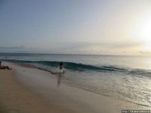 Широкий и прекрасный пляж и музыка волн