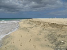 Широкий и прекрасный пляж и музыка волн