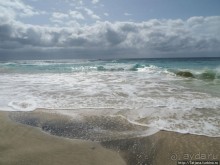 Широкий и прекрасный пляж и музыка волн